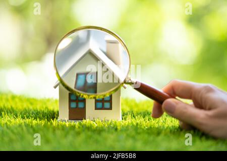 Real Estate House Ispettore controllare la proprietà utilizzando la lente di ingrandimento Foto Stock