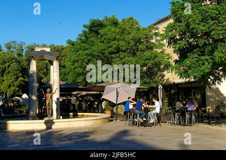 Francia, Gard, Nimes, luogo d'Assas (Assas Square), fontana progettata da Martial Raysse Foto Stock