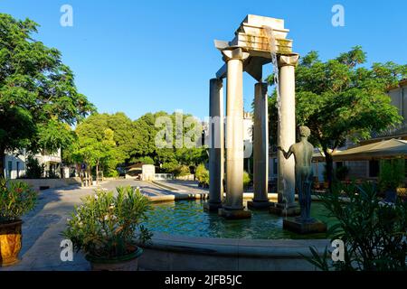 Francia, Gard, Nimes, luogo d'Assas (Assas Square), fontana progettata da Martial Raysse Foto Stock