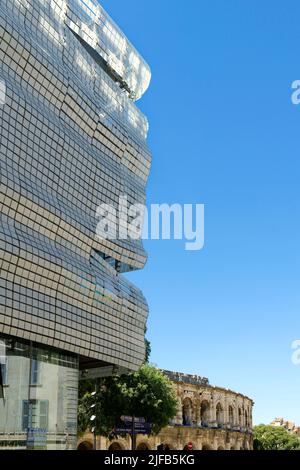 Francia, Gard, Nimes, Place des Arenes, le Arenas e il museo della romanità (Musée de la Romanite) dell'architetto Elizabeth de Portzamparc Foto Stock