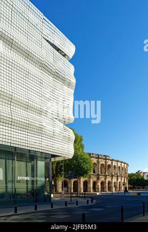 Francia, Gard, Nimes, Place des Arenes, le Arenas e il museo della romanità (Musée de la Romanite) dell'architetto Elizabeth de Portzamparc Foto Stock