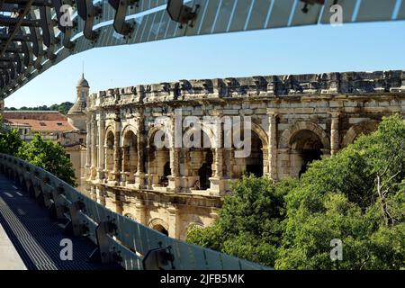 Francia, Gard, Nimes, Place des Arenes, le Arenas e il museo della romanità (Musée de la Romanite) dell'architetto Elizabeth de Portzamparc, struttura interna della facciata in vetro e vista dell'Arena di Nimes Foto Stock