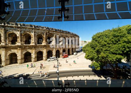 Francia, Gard, Nimes, Place des Arenes, le Arenas e il museo della romanità (Musée de la Romanite) dell'architetto Elizabeth de Portzamparc, struttura interna della facciata in vetro e vista dell'Arena di Nimes Foto Stock