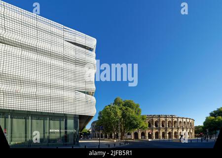 Francia, Gard, Nimes, Place des Arenes, le Arenas e il museo della romanità (Musée de la Romanite) dell'architetto Elizabeth de Portzamparc Foto Stock