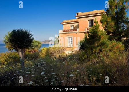 Francia, Var, le Rayol Canadel sur Mer, Domaine du Rayol, Conservatoire du Littoral Estate menzione obbligatoria, Jardin des Mediterranees progettato dal paesaggista Gilles Clément, il palazzo l'Hôtel de la Mer Foto Stock