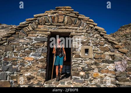 Francia, Hautes-Alpes, Champsaur, valle di Champoléon, villaggio dei Borels, val di Tourond, 24 h con Sarah il pastore sul alpeggio Tourond, rifugio Parisiens Foto Stock