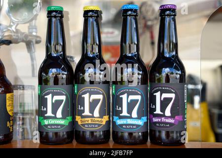 Francia, Charente-Maritime, Saintonge, Port-d'Envaux, le 4 birre prodotte dalla microbirreria locale la 17 Foto Stock