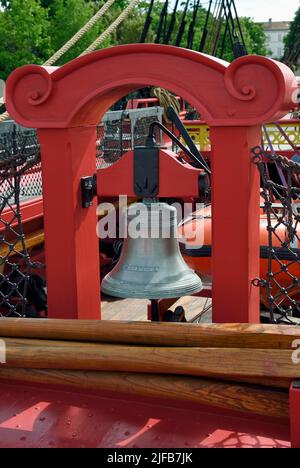 Francia, Charente-Maritime, Rochefort, Centro Internazionale del Mare nel vecchio molo marittimo di Rochefort, la copia frigate Hermione della nave a tre padroni dove il Marquis de Lafayette salpò per l'America nel 1780, la campana Foto Stock