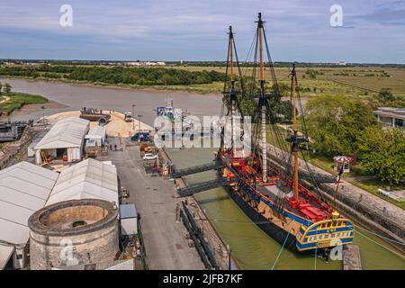 Francia, Charente-Maritime, Rochefort, Centro Internazionale del Mare nel vecchio molo marittimo di Rochefort, la fregata Hermione nel molo asciutto, è la replica della nave tre-master dove il Marquis de Lafayette navigò per l'America nel 1780 (vista aerea) Foto Stock