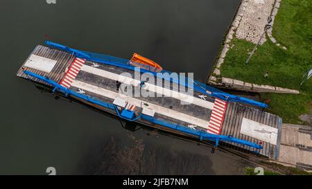 Francia, Charente-Maritime, Chaniers, traghetto che consente il passaggio sul fiume Charente e ciclista sulla pista ciclabile Flow Vélo (vista aerea) Foto Stock