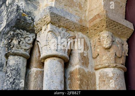 Francia, Dordogne, Périgord Vert, Javerlhac-et-la-Chapelle-Saint-Robert, la chiesa romanica di la Chapelle-Saint-Robert, dell'ex priorato fondato da un discepolo del primo abate di la Chaise-Dieu Robert de Turlande, capitelli primitivi adornare il portale Foto Stock