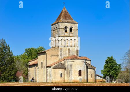 Francia, Dordogne, Périgord Vert, Javerlhac-et-la-Chapelle-Saint-Robert, ciclista viaggiando lungo la pista ciclabile Flow Vélo di fronte alla chiesa romanica di la Chapelle-Saint-Robert del 12th secolo, chiesa dell'ex priorato fondata da un discepolo del primo abate di la Chaise-Dieu Robert de Turlande Foto Stock