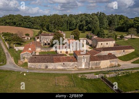 Francia, Charente-Maritime, Saint-Bris-des-Bois, Abbazia di Fontdouce, ex abbazia benedettina fondata nel 1111 (vista aerea) Foto Stock