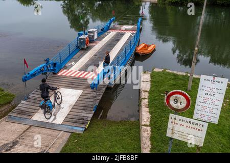 Francia, Charente-Maritime, Chaniers, traghetto che consente il passaggio sul fiume Charente e ciclista sulla pista ciclabile Flow Vélo (vista aerea) Foto Stock