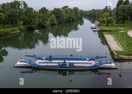 Francia, Charente-Maritime, Chaniers, traghetto che consente il passaggio sul fiume Charente e ciclista sulla pista ciclabile Flow Vélo (vista aerea) Foto Stock