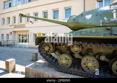 Polonia, Polonia minore, Cracovia, Nowa Huta, distretto costruito in epoca comunista sul modello sovietico, serbatoio sovietico della seconda Guerra Mondiale di fronte alla Casa dei Combatanti Foto Stock