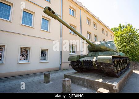 Polonia, Polonia minore, Cracovia, Nowa Huta, distretto costruito in epoca comunista sul modello sovietico, serbatoio sovietico della seconda Guerra Mondiale di fronte alla Casa dei Combatanti Foto Stock