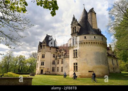 Francia, Dordogne, Périgord Vert, Villars, ciclisti che viaggiano lungo la pista ciclabile Flow Vélo di fronte al castello rinascimentale Puyguilhem Foto Stock