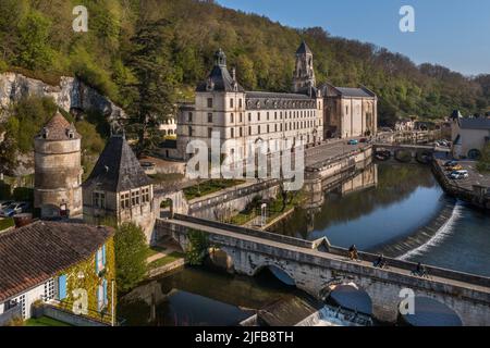 Francia, Dordogne, Brantome, ciclisti che viaggiano lungo la pista ciclabile Flow Vélo attraversando il Pont Coude (ponte ad angolo) sul fiume Dronne, Abbazia benedettina di Saint Pierre sullo sfondo (vista aerea) Foto Stock