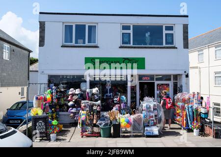 Tintagel, un villaggio sulla costa settentrionale della Cornovaglia. Negozio di articoli da regalo Sprimgans Cove Foto Stock