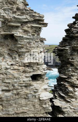 Tintagel, un villaggio sulla costa settentrionale della Cornovaglia. Vista sulla costa verso nord, dal castello. Foto Stock