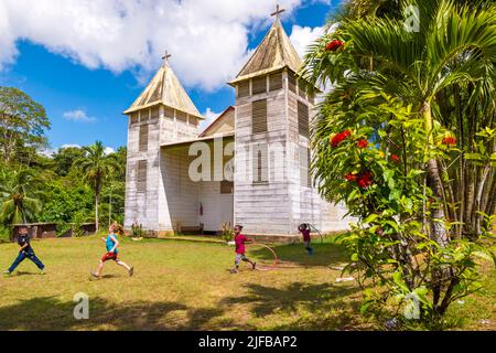 Francia, Guyana francese, Parco Amazzonico, zona cuore, Saül, Scena della vita quotidiana, il cortile della scuola sul piazzale della chiesa di Saint-Antoine-de-Padoue (1952-1962) Foto Stock