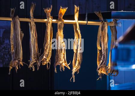 Norvegia, Contea di Hordaland, Bergen, a Bryggen, merluzzo essiccato al mercato del pesce sulla vecchia banchina, patrimonio mondiale dell'UNESCO Foto Stock