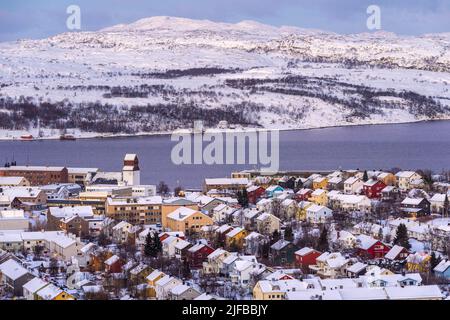 Norvegia, Lapponia, Contea di Finnmark, comune di Sor-Varanger, città di Kirkenes (che significa Capo della Chiesa), un'ex città mineraria conosciuta per il suo minerale di ferro, dal Mare di Barents Foto Stock