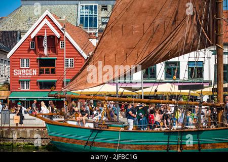 Norvegia, contea di Rogaland, Stavanger, la folla sulle banchine del porto per la raccolta di vecchi carri di fronte ai magazzini portuali storici in occasione delle gare di Tall Ships Foto Stock