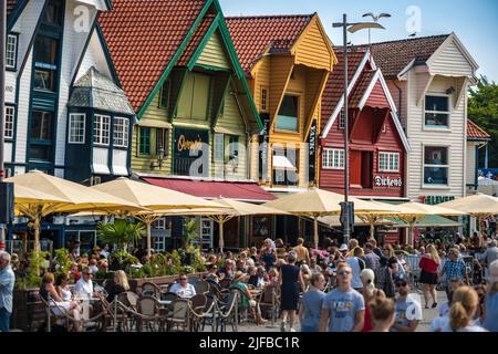 Norvegia, contea di Rogaland, Stavanger, la folla sulle banchine del porto per la raccolta di vecchi carri di fronte ai magazzini portuali storici in occasione delle gare di Tall Ships Foto Stock