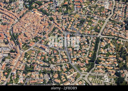 Francia, Bocche del Rodano, Trets, vista del villaggio (vista aerea) Foto Stock