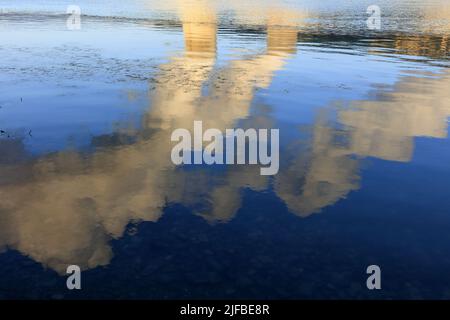 Francia, Ardeche, Cruas, centrale nucleare di produzione di elettricità di Cruas Meysse (CNPE), riflessioni sul fiume Rodano Foto Stock