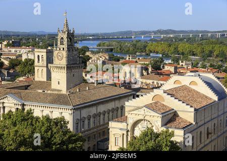 Francia, Vaucluse, Avignone, municipio, la torre Jacquemart (14th secolo), il teatro dell'opera, il fiume Rodano sullo sfondo Foto Stock