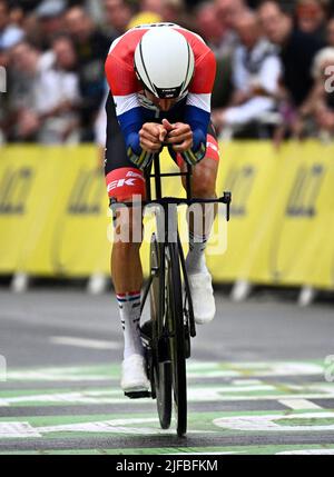 L'olandese Bauke Mollema di Trek-Segafredo è stato raffigurato in azione durante la prima tappa della gara ciclistica Tour de France, un crono individuale di 13 km a Copenhagen, Danimarca, venerdì 01 luglio 2022. Il Tour de France di quest'anno si svolge dal 01 al 24 luglio 2022 e inizia con tre tappe in Danimarca. BELGA FOTO JASPER JACOBS Foto Stock