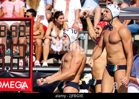 BUDAPEST, UNGHERIA - LUGLIO 1: Lorenzo Bruni d'Italia, Gianmarco Nicosia d'Italia, Vincenzo Dolce d'Italia durante i Campionati Mondiali FINA Budapest 2022 Semifinale tra Italia e Grecia il 1 Luglio 2022 a Budapest, Ungheria (Foto di Albert ten Hove/Orange Pictures) Foto Stock