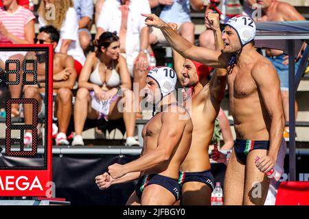 BUDAPEST, UNGHERIA - LUGLIO 1: Lorenzo Bruni d'Italia, Gianmarco Nicosia d'Italia, Vincenzo Dolce d'Italia durante i Campionati Mondiali FINA Budapest 2022 Semifinale tra Italia e Grecia il 1 Luglio 2022 a Budapest, Ungheria (Foto di Albert ten Hove/Orange Pictures) Foto Stock