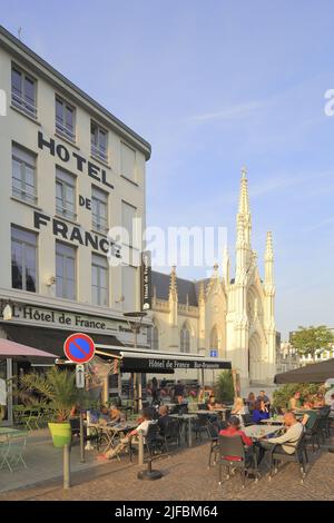 Francia, Nord, Roubaix, Grand-Place, terrazza della Hôtel de France con la chiesa di Saint-Martin sullo sfondo (15th secolo e profondamente alterato nella metà del 19th secolo) Foto Stock