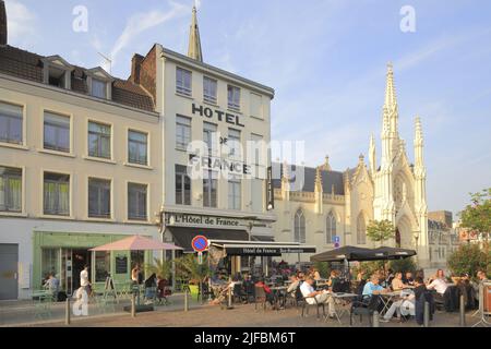 Francia, Nord, Roubaix, Grand-Place, terrazza della Hôtel de France con la chiesa di Saint-Martin sullo sfondo (15th secolo e profondamente alterato nella metà del 19th secolo) Foto Stock