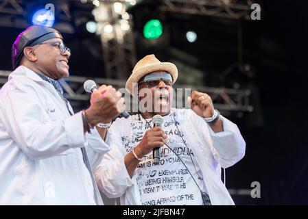 La band Real Thing si esibisce al festival musicale Soultasia di Promenade Park, Maldon, Essex, Regno Unito. Dave Smith e Chris Amoo Foto Stock