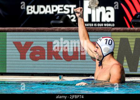 BUDAPEST, UNGHERIA - LUGLIO 1: Lorenzo Bruni d'Italia festeggia durante i campionati mondiali FINA Budapest 2022 Semifinale tra Italia e Grecia il 1 luglio 2022 a Budapest, Ungheria (Foto di Albert ten Hove/Orange Pictures) Foto Stock