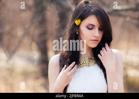 Giovane bella donna con fiori nei capelli Foto Stock