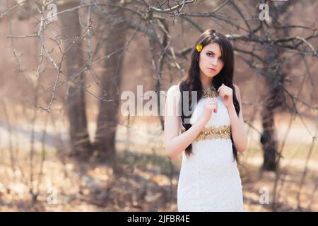 Giovane bella donna con fiori nei capelli Foto Stock