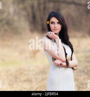 Sposa intrecciata in abito bianco al photoshoot matrimonio Foto Stock