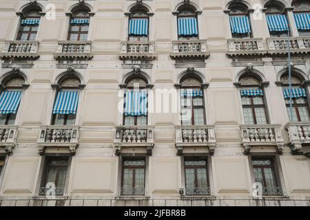 Le tradizionali finestre gotiche si affacciano sul vecchio edificio del centro storico di Venezia, monumenti architettonici italiani Foto Stock