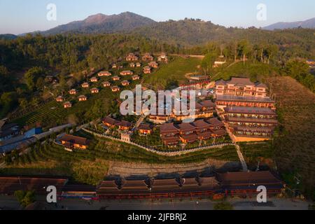Vista aerea del villaggio tailandese di Ban Rak nel nord della Thailandia con case di sporcizia e piantagione di tè. Foto Stock