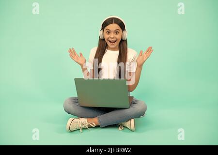 ragazza sorpresa acquistare online. torna a scuola. teen influencer blogging. webinar in cuffia wireless Foto Stock