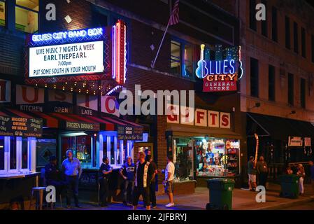 Memphis, TN, USA - 24 settembre 2019: La famosa Beale Street, con le sue numerose luci al neon, è stata dichiarata la casa dei Blues da un atto di Congresso Foto Stock