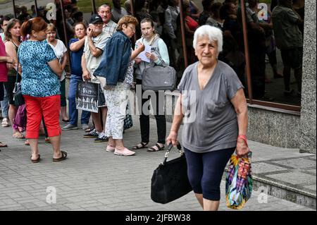 Non esclusiva: ZAPORIZHZHIA, UCRAINA - 30 GIUGNO 2022 - i visitatori si trovano fuori dall'Ucrainas First Help Center for Rescued, Zaporizhzhia, Southeastern Foto Stock