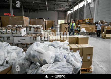 Non esclusiva: ZAPORIZHZHIA, UCRAINA - 30 GIUGNO 2022 - Un magazzino è raffigurato in Ucrainas primo centro di assistenza per il salvataggio, Zaporizhzhia, Southeas Foto Stock