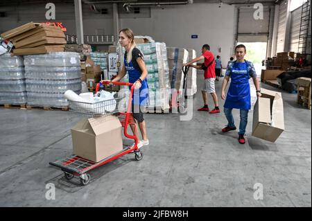 Non esclusiva: ZAPORIZHZHIA, UCRAINA - 30 GIUGNO 2022 - i lavoratori sono visti in un magazzino dell'Ucrainas primo centro di assistenza per il salvataggio, Zaporizhzhia, Foto Stock